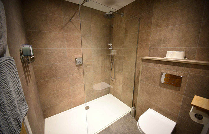 Scorr House self catering accomodation contains en suite shower rooms with powerful showers