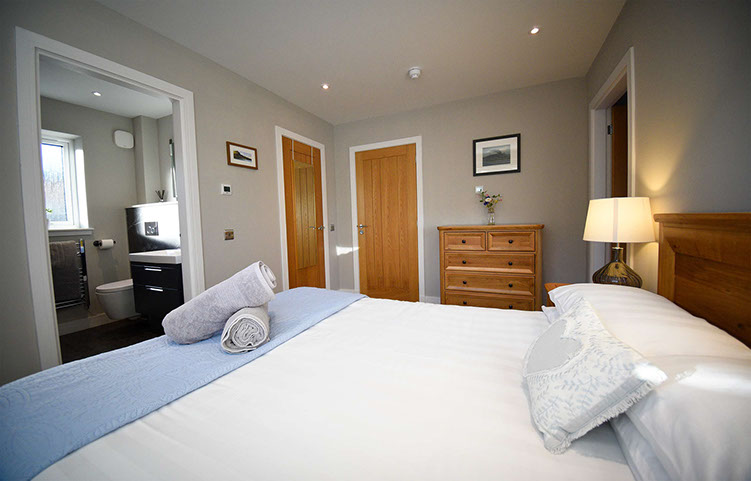 Super king sized beds with en suite shower rooms available at Scorr House near Portree