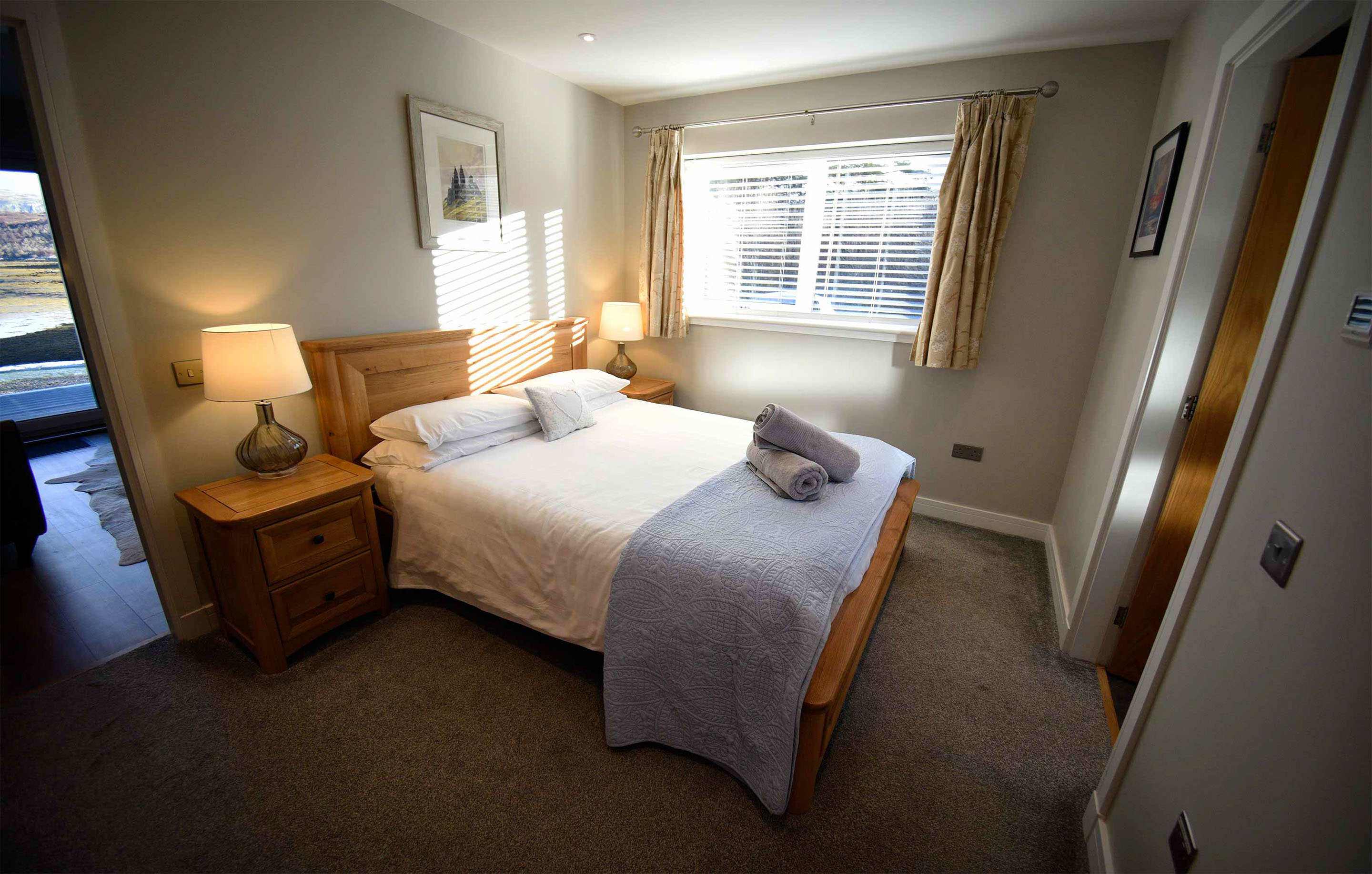 Scorr House self catering accommodation contains king size beds with en suite shower rooms and sea views